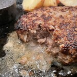 Toshi - ハンバーグは合挽肉を玉ねぎ、パン粉で繋いだ正統派です。割ると中から大量の肉汁が溢れます。繋ぎありのフワフワなハンバーグです。これは旨い。