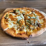 プチレストラン カナモリ - 九条ネギと自家製ボロネーゼソースのピザ