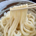 手打うどん ちえ福 - 麺が長い。とても伸びる麺！