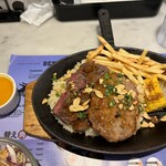 ステーキ ジョイント - 鉄板BBQプレート「ビーフ＆ハンバーグ」＋チーズソーストッピング！【ガーリックライス付き】