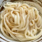 手打うどん ちえ福 - 卓上の醤油を振る