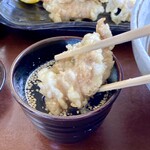 手打うどん ちえ福 - かしわ天　温かいツユに漬けます