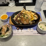 ステーキ ジョイント - サラダとスープが付いてくる