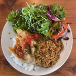 リストア カフェ アリアドネ - キチンカツガパオ、+50円でサラダ倍！