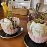 リストア カフェ アリアドネ - いちごのムースとバニラアイス。