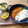 暖炉と石窯のある 森のテラスカフェ / パン工房