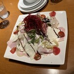 アトリエ・ド・フロマージュ - ②前菜～信州産熟成ももハムと手作りモッツァレラチーズのサラダ～厚切りモッツァレラがたっぷり