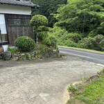 手打ちそば 土師野尾 - 店前の駐車場に入るとこは結構急な坂です。道路をまっすぐいったとこにも広い駐車場あり。
