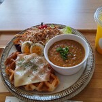 249238098 - クロッフルランチ(チーズクロッフル、キーマカレー、サラダ、柴漬け