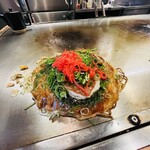 Hiroshima Fuu Okonomiyaki Shanto - カウンター席だと目の前で調理。鉄板の上でずっと熱々。