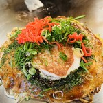 Hiroshima Fuu Okonomiyaki Shanto - そば肉玉入り(焼きそば)麺２玉。スタミナMIX Aトッピング。紅生姜アリ。