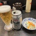 たこやき 大八 - ビール￥400とサービスの漬物（サラダ油とお酢の味付け）