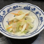 たこやき 大八 - サービスの漬物（サラダ油とお酢の味付け）