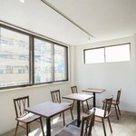 UNITY CAFE - たくさんの自然光の入る大きな窓が特徴