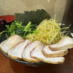 横浜家系らーめん 天王家 - トッピングのどれも美味しい
