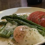 焼きもの家 慶 - アスパラがバターともベーコンとも組まずにソロで出て来た。無伴奏チェロ的にアスパラの味がする。