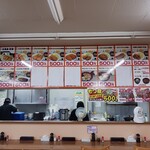 もつ煮ショップ - カウンター上のメニュー群(全500円)