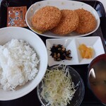 もつ煮ショップ - メンチカツ3枚定食 500円
