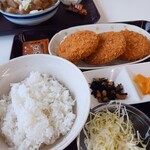 もつ煮ショップ - メンチカツは揚げたて熱々♪