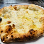 249267323 - 焼きたてピザは、最高の贅沢。チーズの味が印象深く、とてもおいしいです。