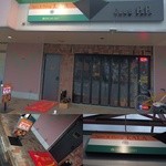 Spice&Dining KALA - お店はスタイリッシュなバーの雰囲気も感じさせます。足元のマットには「祝・開店」とあります(2014.03訪問時)