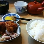 珠むら - ご飯・漬物・赤だし・お茶