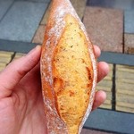 ぶーる・ぶーる・ぶらんじぇり - トマトのパン  120円。
                                外は、かりっとしているが中は、非常にモチモチしておりかつトマトとバジルが入ってる。