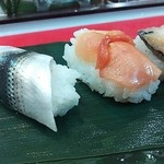 立喰 さくら寿司 - こはだ \105、赤貝 \210、生あわび \210