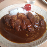 Pari Shokudou - ランチのカツカレー800円。サラダ付き。カレー美味い。