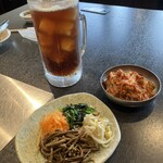 味ん味ん - 黒烏龍茶大、ナムル、白菜キムチ