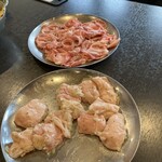 味ん味ん 日野店 - （上）ナンコツ1人前　（下）豚ホルモン1人前