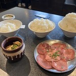 味ん味ん - （上）ライス小中大　（下）和牛つぼ漬カルビ、牛タン各1人前