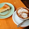 コーヒー トーク - ケーキセット（ベイクドチーズケーキ、デザインカプチーノ）1,250円