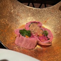 肉匠 とろにく 恵比寿店 - A5黒毛和牛5色肉巻き 特製ゴマダレ 土佐酢ジュレと共に