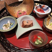 肉匠 とろにく 恵比寿店 - A5黒毛和牛5色肉巻き 特製ゴマダレ 土佐酢ジュレと共に
                松坂豚の角煮
                クリームチーズの白和え 苺包み
                鶏と胡瓜の山葵共和え
                和野菜の酢の物
                イチジクと柚子の西京味噌クリームチーズ お揚げのせ