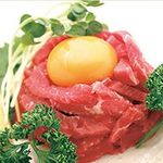 本格炭火焼肉 でん - とろける味わい「国産特選牛ユッケ」