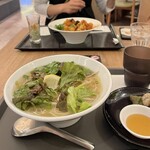 Kuu shin - 手前の麺はリヴゴーシュさん　奥が空心のエビチリ