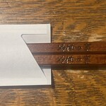 そばの実 - 割り箸。驚くほど軽い。一膳380円で購入可能。箸袋も、描かれた花の種類が異なりそれを求めることも出来る。