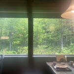 そばの実 - 大きな窓で映える