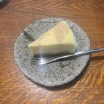 そばの実 - そば香るチーズケーキ。茶色く色づいた部分に見た目蕎麦を感じられる。チーズのしつこさをそばが上手に押さえ込んでいる。