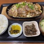 鹿鳴 - 焼肉定食＝970円