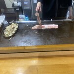 Rokumei - 調理をされる女性店主
                        肉を焼いたら完成