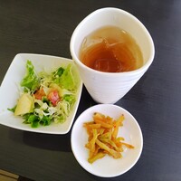 美林華飯店 - サラダ、ザーサイ、ウーロン茶