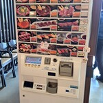 Sushi Douchuu Yajikita - 券売機で購入して、窓口でオーダーの整理番号の機械をもらって、出来上がりまで少し待ってる間に、お茶を入れて席を確保