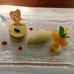 ビストロ　アギャット - マンゴーとココナッツのムース  パイナップルのソルベ  オレンジのチュイル