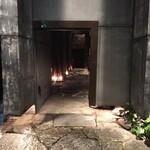 BAR　足袋 - 入口〜かなり屈まないと入れません