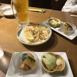 大衆割烹 魚吟 - 白エビの天ぷらとお通し（手前）