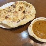 ロイヤルスパイス - カレーナンセット（700円）（チキンカレー）