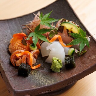 鮨や料理が映えるこだわりの器で見た目も愉しむ