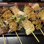 二升五合 - 鶏しんぞう、鶏皮、豚ねぎま、鶏皮、豚ねぎま
